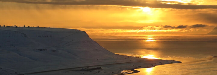 Panorâmica do sol da meia noite em snowcat