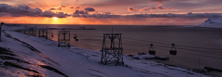Vista panorâmica ao pôr do sol em snowcat